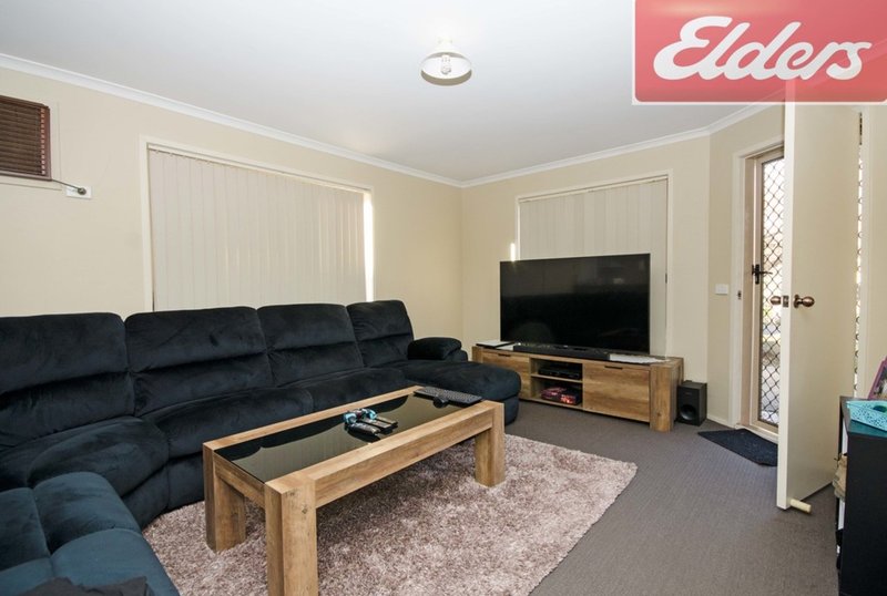 Photo - 8 Quinlivan Place, Wodonga VIC 3690 - Image 3