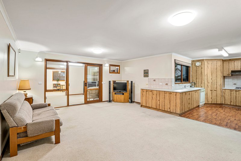 Photo - 8 Radiant Crescent, Forest Hill VIC 3131 - Image 9