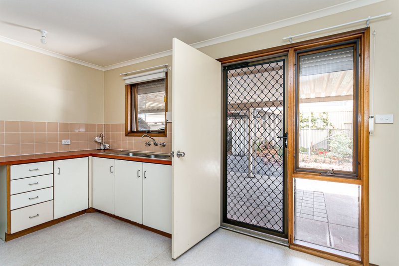 Photo - 8 Ralph Court, Parafield Gardens SA 5107 - Image 5