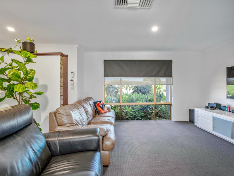 Photo - 8 Redfern Close, Thornlie WA 6108 - Image 4