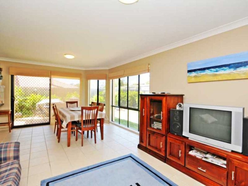 Photo - 8 Redwood Place, Molendinar QLD 4214 - Image 4