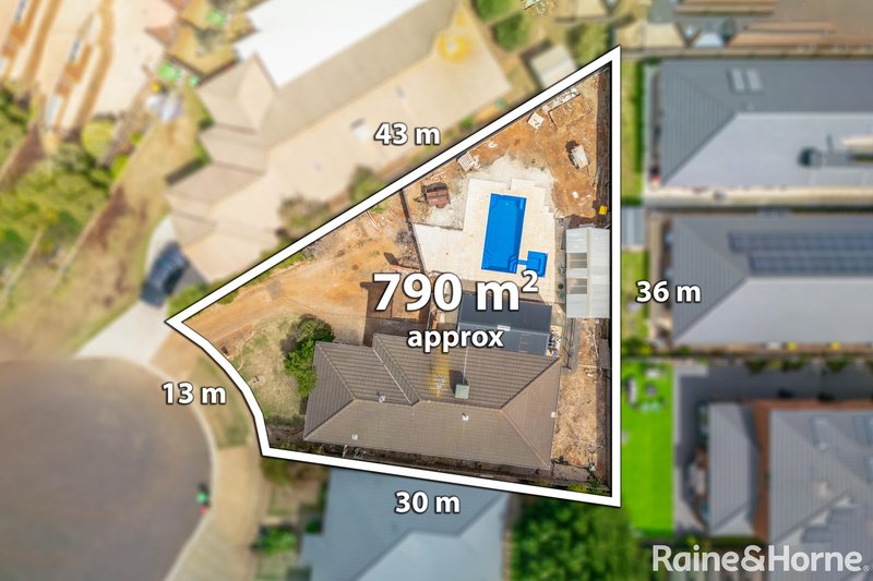 8 Regal Court, Melton South VIC 3338