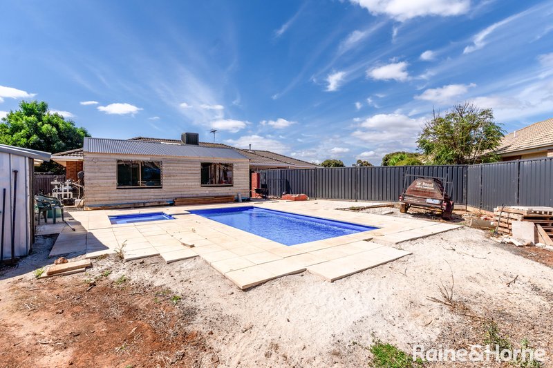 Photo - 8 Regal Court, Melton South VIC 3338 - Image 7