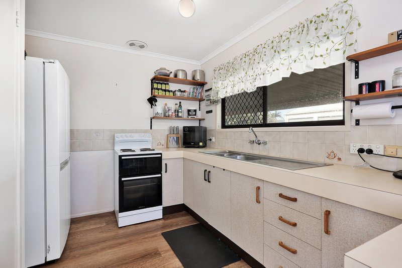Photo - 8 Robertson Street, Kepnock QLD 4670 - Image 12