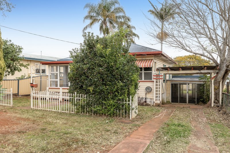 Photo - 8 Robsart Street, North Toowoomba QLD 4350 - Image 2