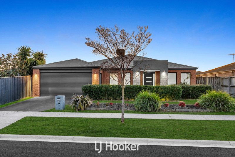 8 Robusta Avenue, Cranbourne VIC 3977