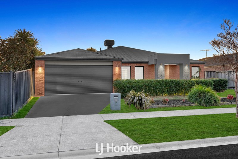 Photo - 8 Robusta Avenue, Cranbourne VIC 3977 - Image 2