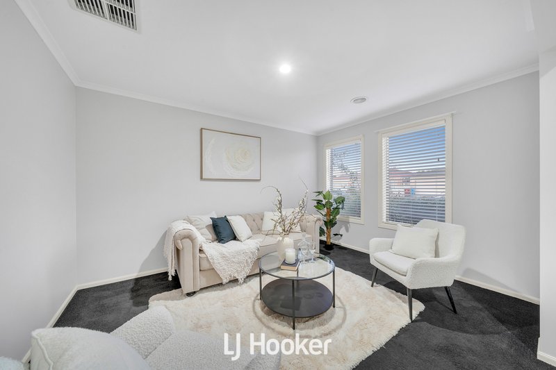 Photo - 8 Robusta Avenue, Cranbourne VIC 3977 - Image 4