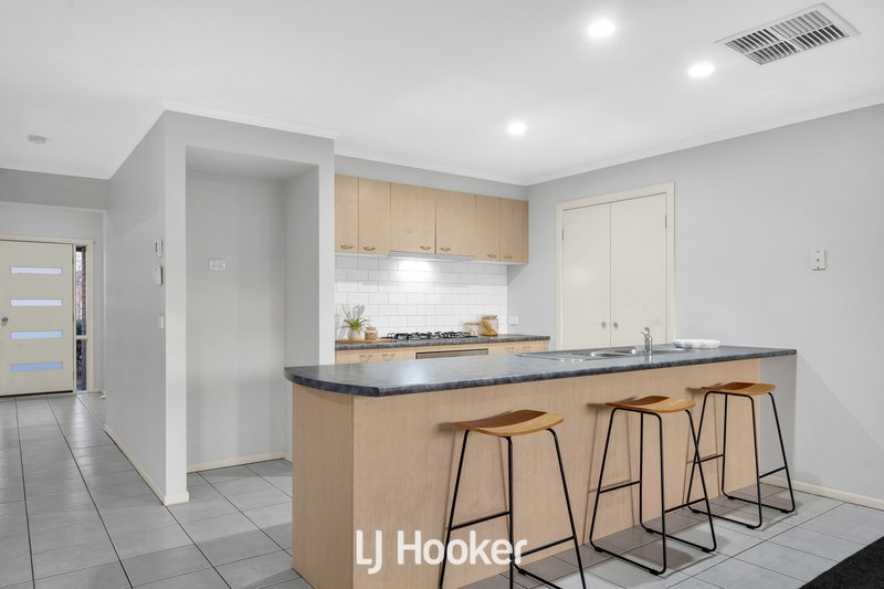 Photo - 8 Robusta Avenue, Cranbourne VIC 3977 - Image 6