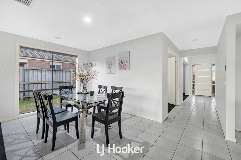 Photo - 8 Robusta Avenue, Cranbourne VIC 3977 - Image 11