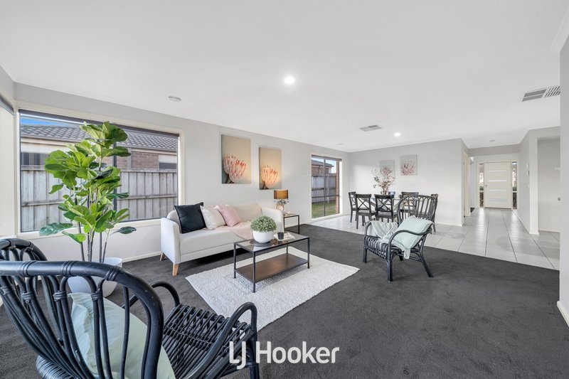 Photo - 8 Robusta Avenue, Cranbourne VIC 3977 - Image 13