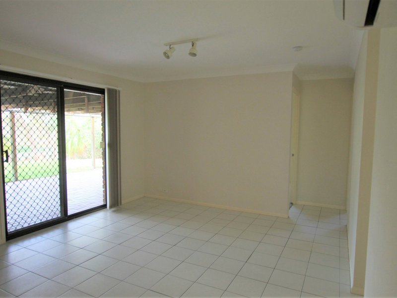 Photo - 8 Rowsell Court, Mount Warren Park QLD 4207 - Image 5