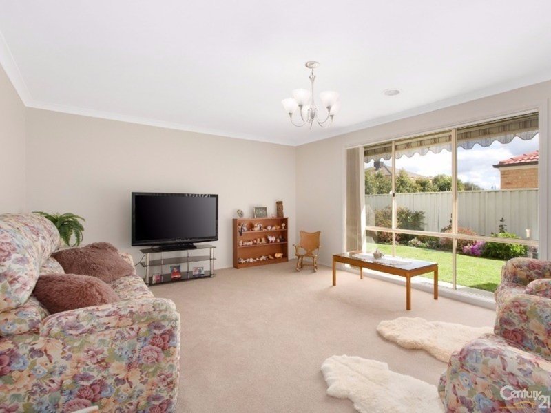 Photo - 8 Sapphire Crescent, Pakenham VIC 3810 - Image 2