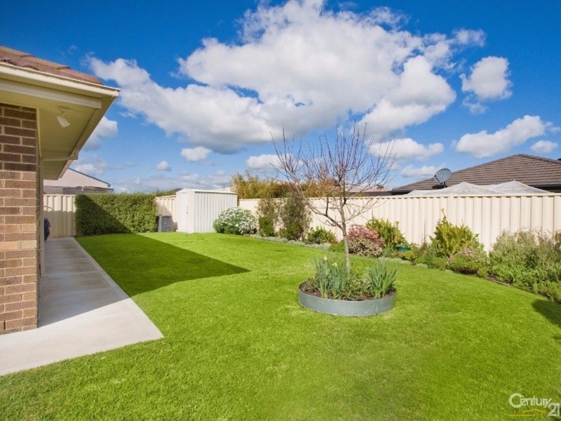 Photo - 8 Sapphire Crescent, Pakenham VIC 3810 - Image 14