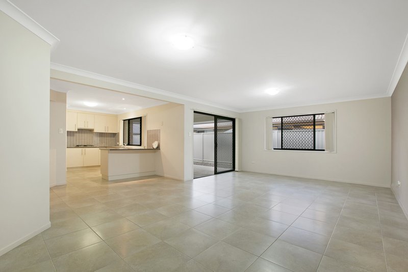 Photo - 8 Sasha Street, Wynnum West QLD 4178 - Image 5