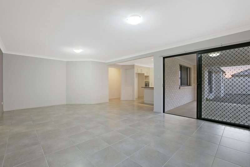 Photo - 8 Sasha Street, Wynnum West QLD 4178 - Image 6