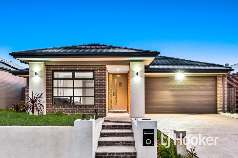 8 Savage Way, Clyde North VIC 3978