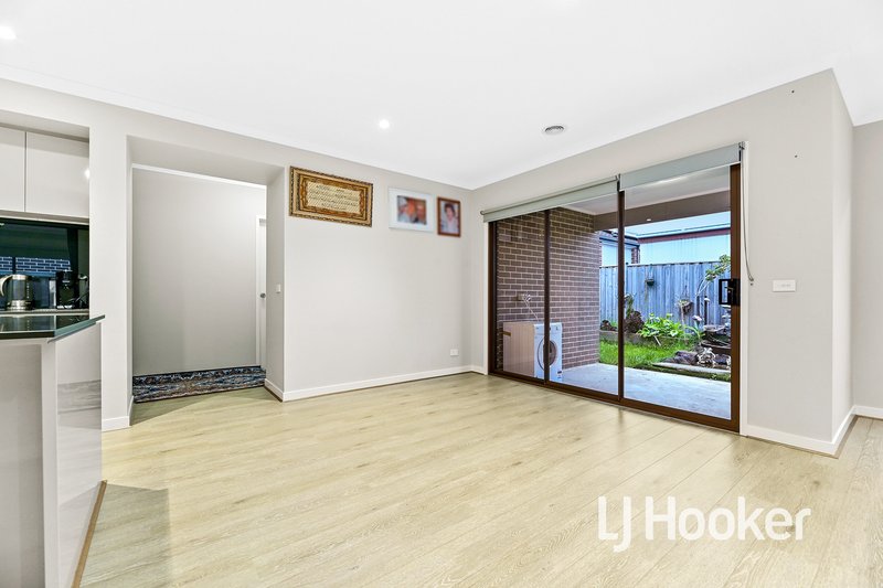 Photo - 8 Savage Way, Clyde North VIC 3978 - Image 4