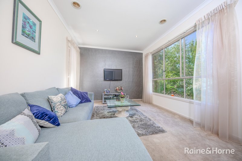 Photo - 8 Saxonwood Drive, Sunbury VIC 3429 - Image 3