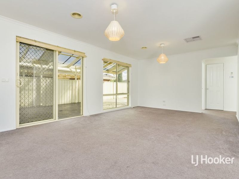 Photo - 8 Seaside Close, Seabrook VIC 3028 - Image 4