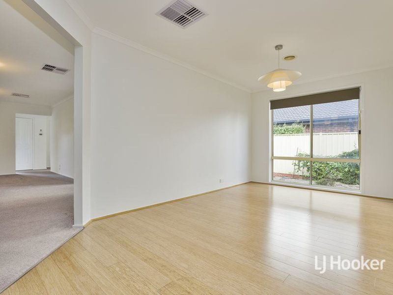 Photo - 8 Seaside Close, Seabrook VIC 3028 - Image 5