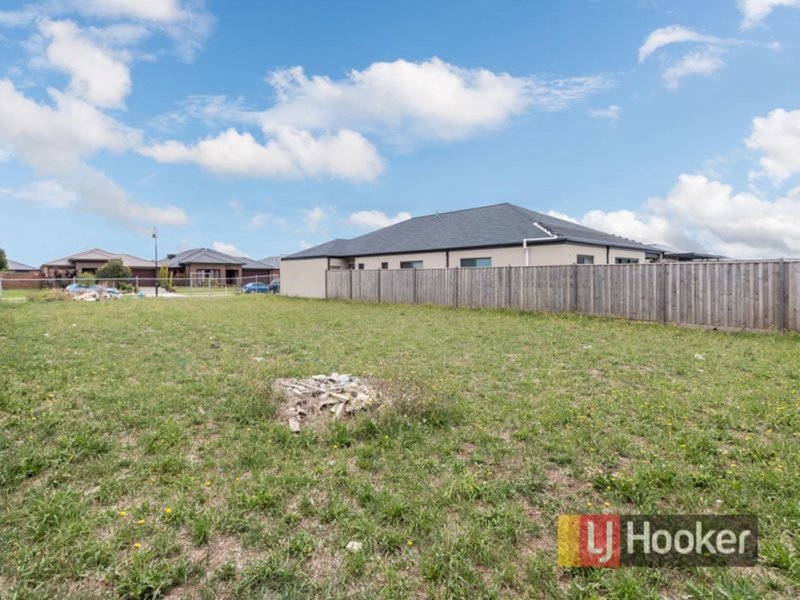 Photo - 8 Sebago Terrace, Cranbourne North VIC 3977 - Image 3