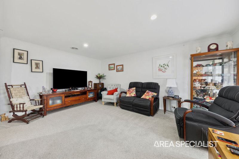 Photo - 8 Settlers Court, Pakenham VIC 3810 - Image 5