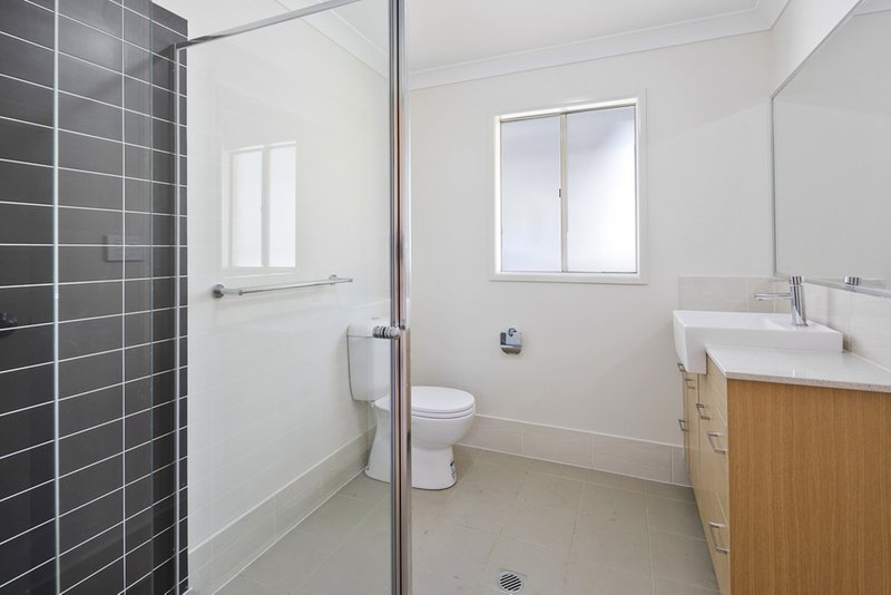 Photo - 8 Shaw Place, Wynnum West QLD 4178 - Image 8