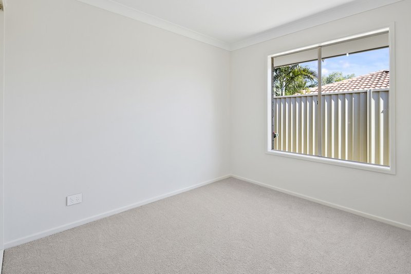 Photo - 8 Shaw Place, Wynnum West QLD 4178 - Image 9