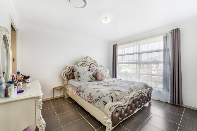 Photo - 8 Shortbridge Ave , Middleton Grange NSW 2171 - Image 3