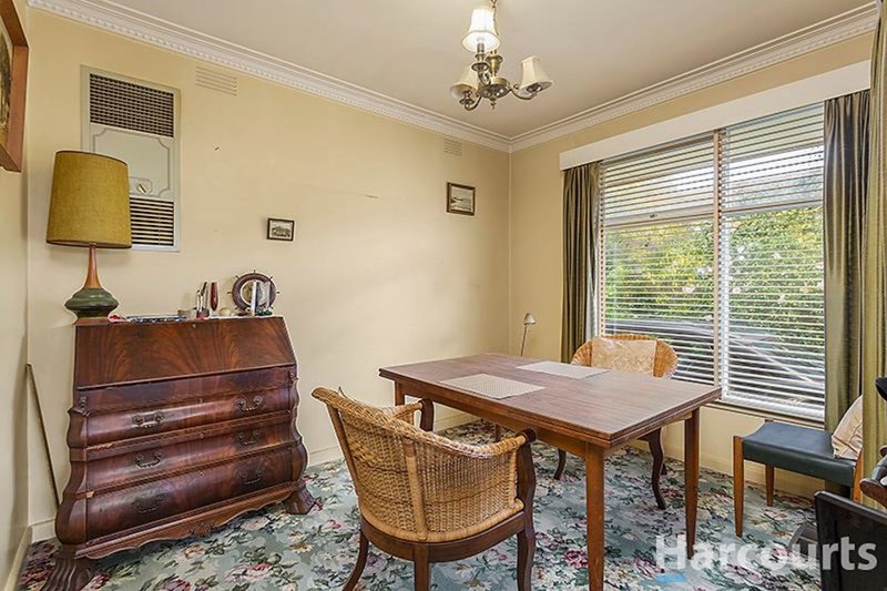 Photo - 8 St Albans Street, Mount Waverley VIC 3149 - Image 3