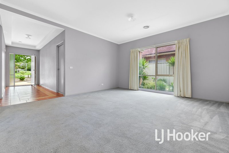 Photo - 8 St Leonard Way, Pakenham VIC 3810 - Image 4