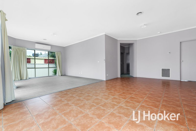 Photo - 8 St Leonard Way, Pakenham VIC 3810 - Image 6