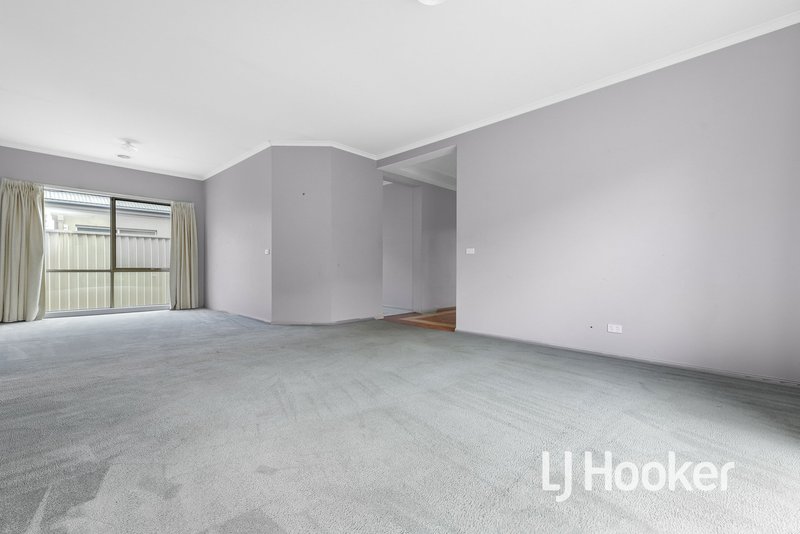 Photo - 8 St Leonard Way, Pakenham VIC 3810 - Image 7