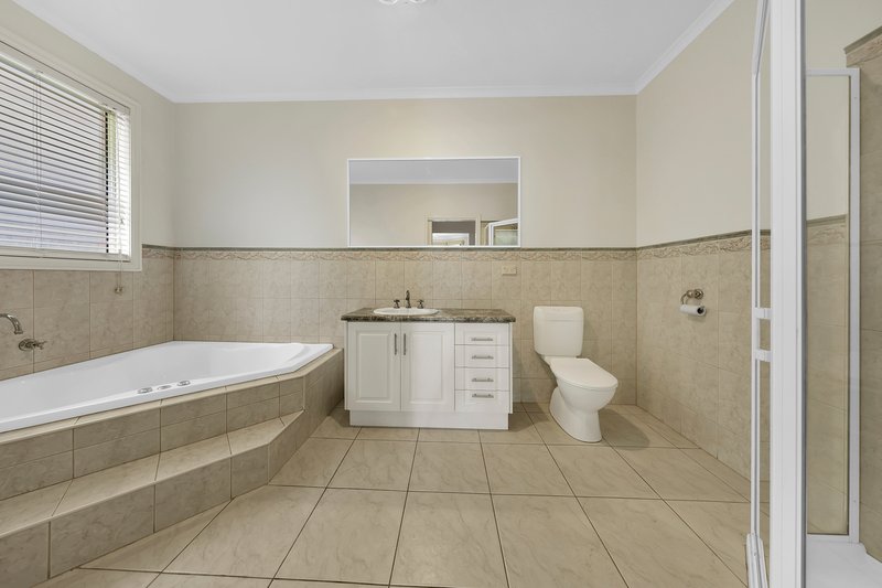 Photo - 8 Stockdale Way, Mill Park VIC 3082 - Image 7
