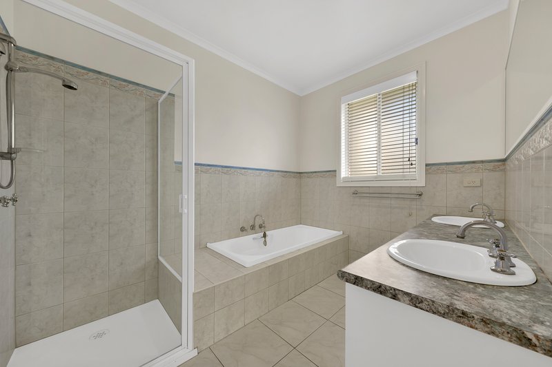 Photo - 8 Stockdale Way, Mill Park VIC 3082 - Image 9