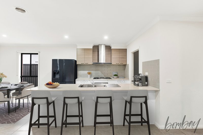 Photo - 8 Streamside Drive, Craigieburn VIC 3064 - Image 2
