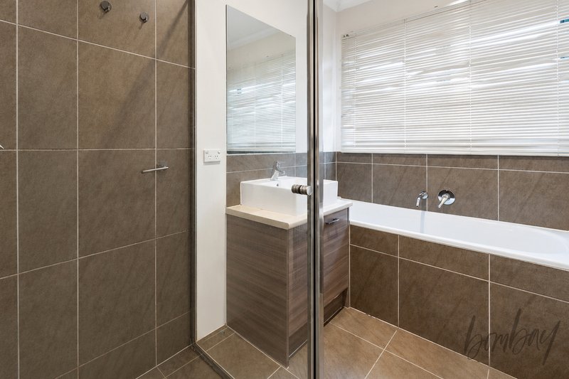 Photo - 8 Streamside Drive, Craigieburn VIC 3064 - Image 11