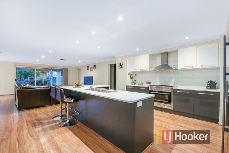 Photo - 8 Streeton Court, Pakenham VIC 3810 - Image 2