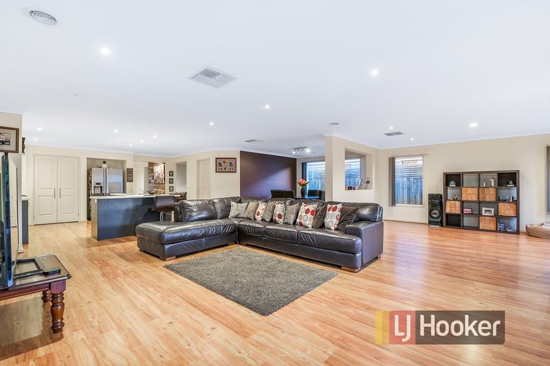 Photo - 8 Streeton Court, Pakenham VIC 3810 - Image 4