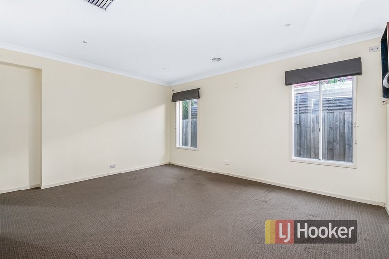 Photo - 8 Streeton Court, Pakenham VIC 3810 - Image 7