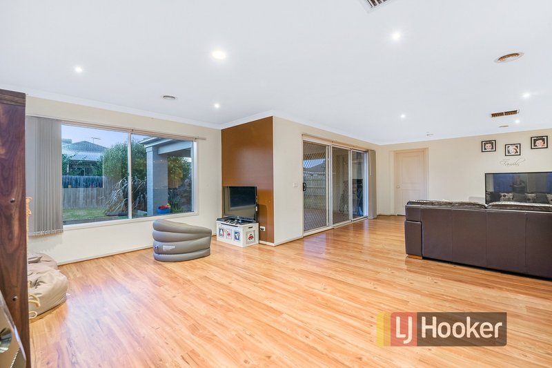 Photo - 8 Streeton Court, Pakenham VIC 3810 - Image 9