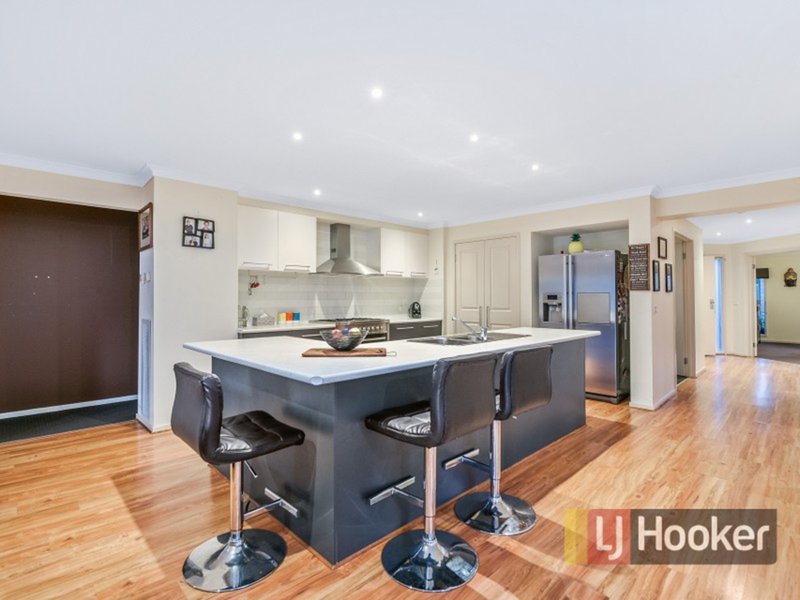 Photo - 8 Streeton Court, Pakenham VIC 3810 - Image 6