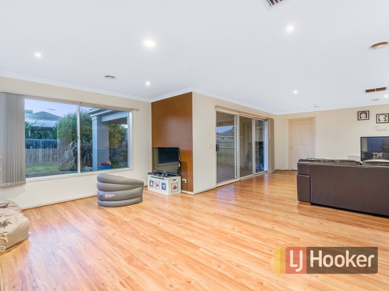 Photo - 8 Streeton Court, Pakenham VIC 3810 - Image 9