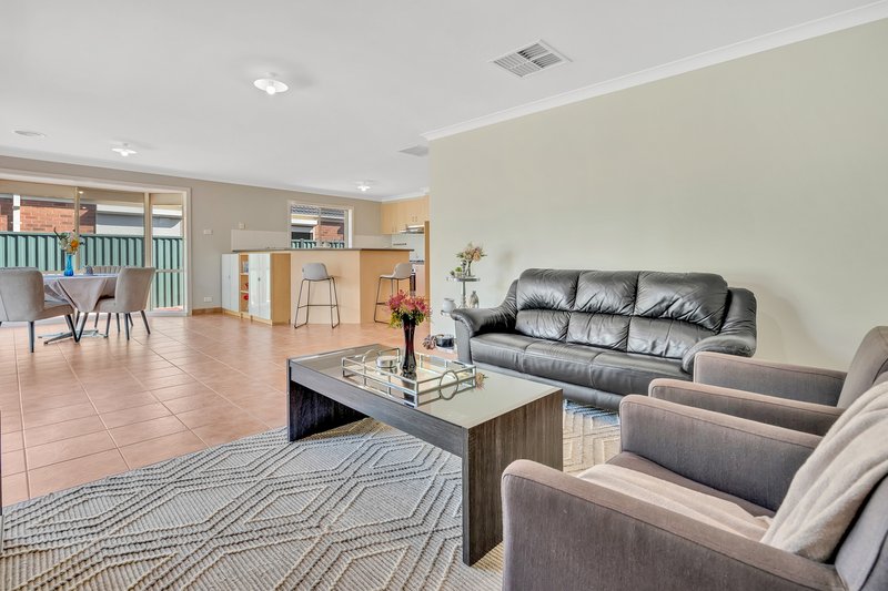 Photo - 8 Studley Park Way, Craigieburn VIC 3064 - Image 13