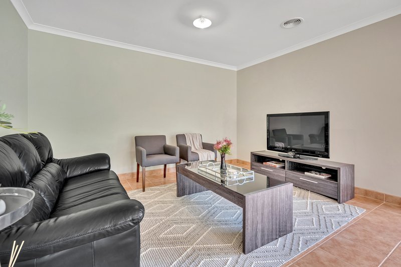 Photo - 8 Studley Park Way, Craigieburn VIC 3064 - Image 15