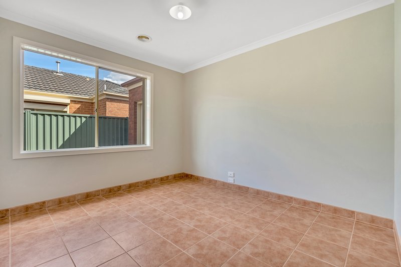 Photo - 8 Studley Park Way, Craigieburn VIC 3064 - Image 16