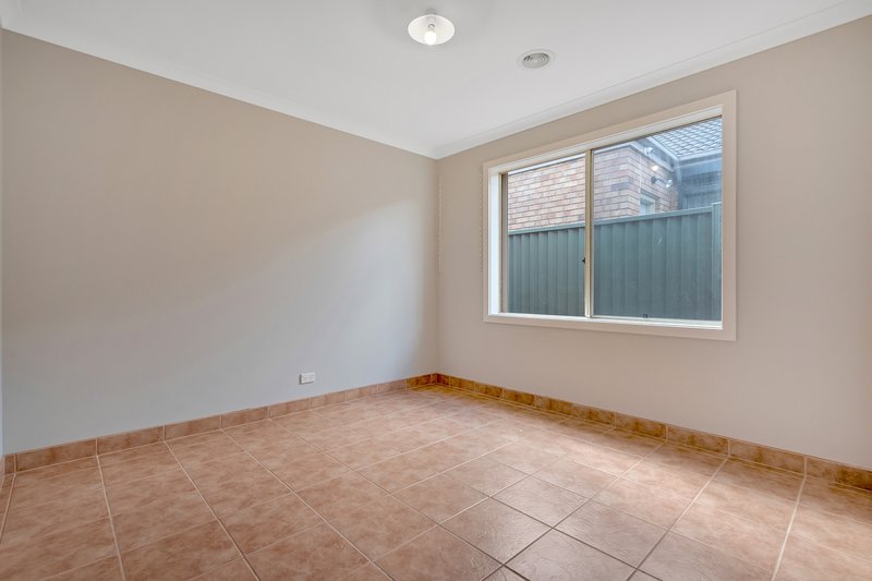 Photo - 8 Studley Park Way, Craigieburn VIC 3064 - Image 18