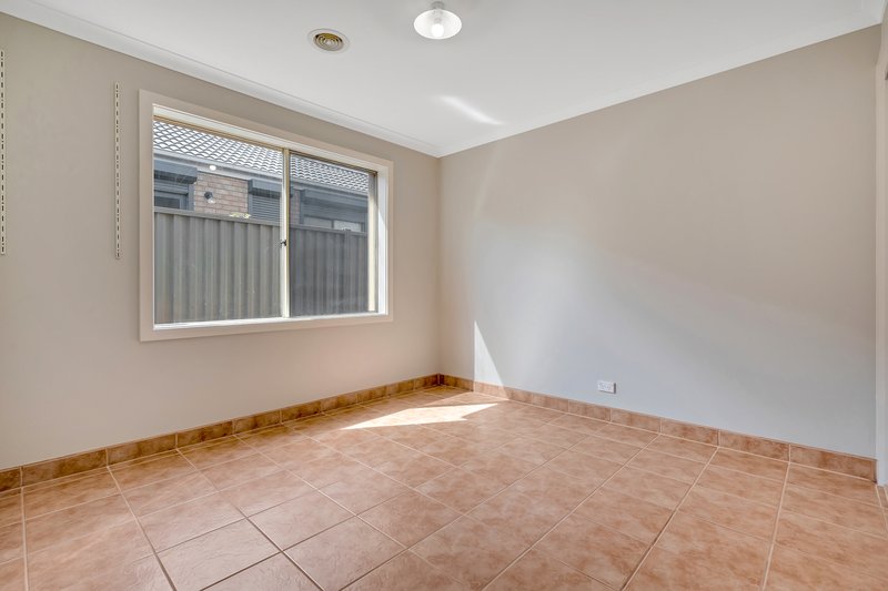 Photo - 8 Studley Park Way, Craigieburn VIC 3064 - Image 20