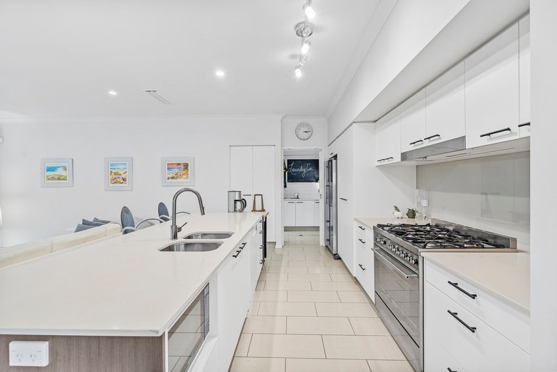 Photo - 8 Swan Court, Wakerley QLD 4154 - Image 11